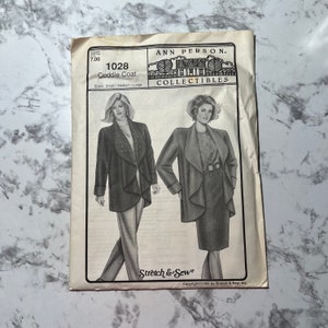 Puede incluir: Un patrón de costura para un abrigo de peluche, número de patrón 1028, de Ann Person Collectibles. El patrón es para las tallas pequeña, mediana y grande. El patrón es de Stretch & Sew y está protegido por derechos de autor de 1994.