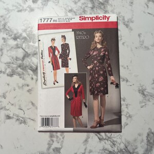 Puede incluir: Patrón de costura Simplicity 1777 R5 para un vestido retro de los años 40. El patrón incluye dos estilos de vestidos, uno con estampado floral y otro de color sólido. El patrón es para las tallas US 14, 16, 18, 20, 22, o las tallas europeas 40-48.