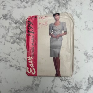 Puede incluir: Un patrón de costura vintage de McCall's para un traje de falda y chaqueta. El patrón está etiquetado como "Easy Stitch 'n Save" y tiene una etiqueta de precio de $ 1,99. El número de patrón es 6827.