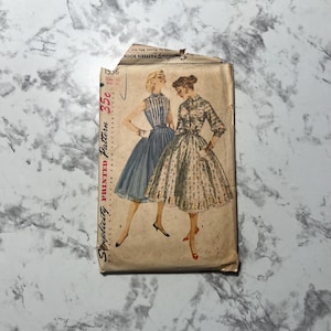 以下が含まれることがあります： ヴィンテージのシンシティのドレス用裁縫パターン。パターンは紙に印刷されており、ドレスを着た2人の女性が描かれています。パターンの番号は1336で、価格は35セントです。