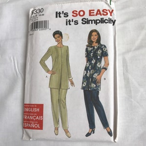 Puede incluir: Un patrón de costura para dos blusas y pantalones diferentes. El patrón es para las tallas 10-20. El patrón se llama "It's SO EASY it's Simplicity".