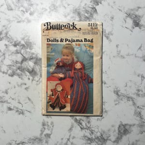70er Jahre Puppen und Pyjama Tasche Schnittmuster, Puppen, Pyjama Tasche und Stickerei Transfer Stoffmuster, Stoffpuppe Stoffmuster, Butterick 5112, One Size, ungeschnitten