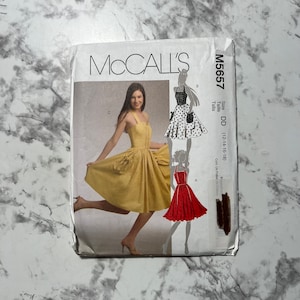 Misses&#39; Dresses Pattern, Sleeveless Flared Knee Length Dress Pattern with Pockets, McCall&#39;s M5657, Size DD 12-14-16-18, 34&quot;-40&quot; Bust, Uncut