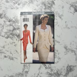 Puede incluir: Patrón de costura Butterick 3430 para un traje de mujer, con diseño de chaqueta y falda. La portada muestra a una mujer con un traje crema con escote decorativo y un traje coral. Medidas en cm.