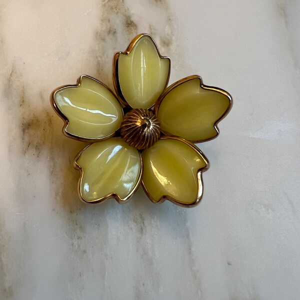 pendentif broche vintage fleur de cornouiller jaune en verre coulé ou moulé