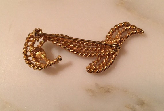 Vintage gold tone twisted metal brooch with pearl… - image 3