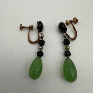 Vintage art deco jadeite green glass and black glass beaded screw back earrings
