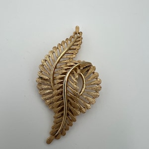 Broche vintage de oro cepillado Trifari con corona.