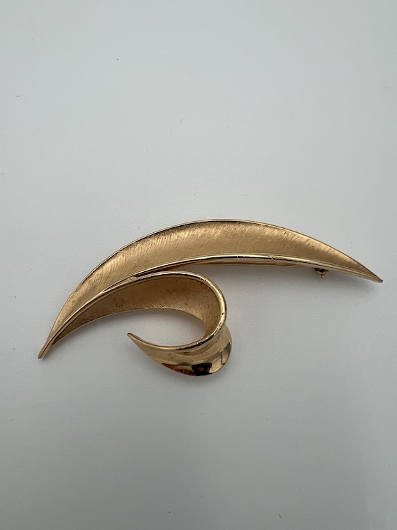 Vintage crown Trifari brushed gold leaf brooch