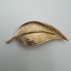 Vintage Trifari gold leaf brooch