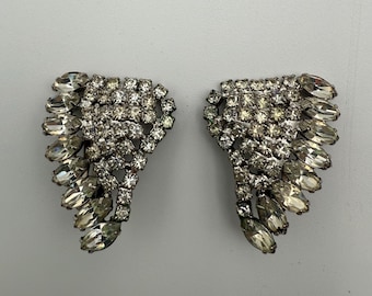 Pendientes vintage con alas angulares y diamantes de imitación transparentes.