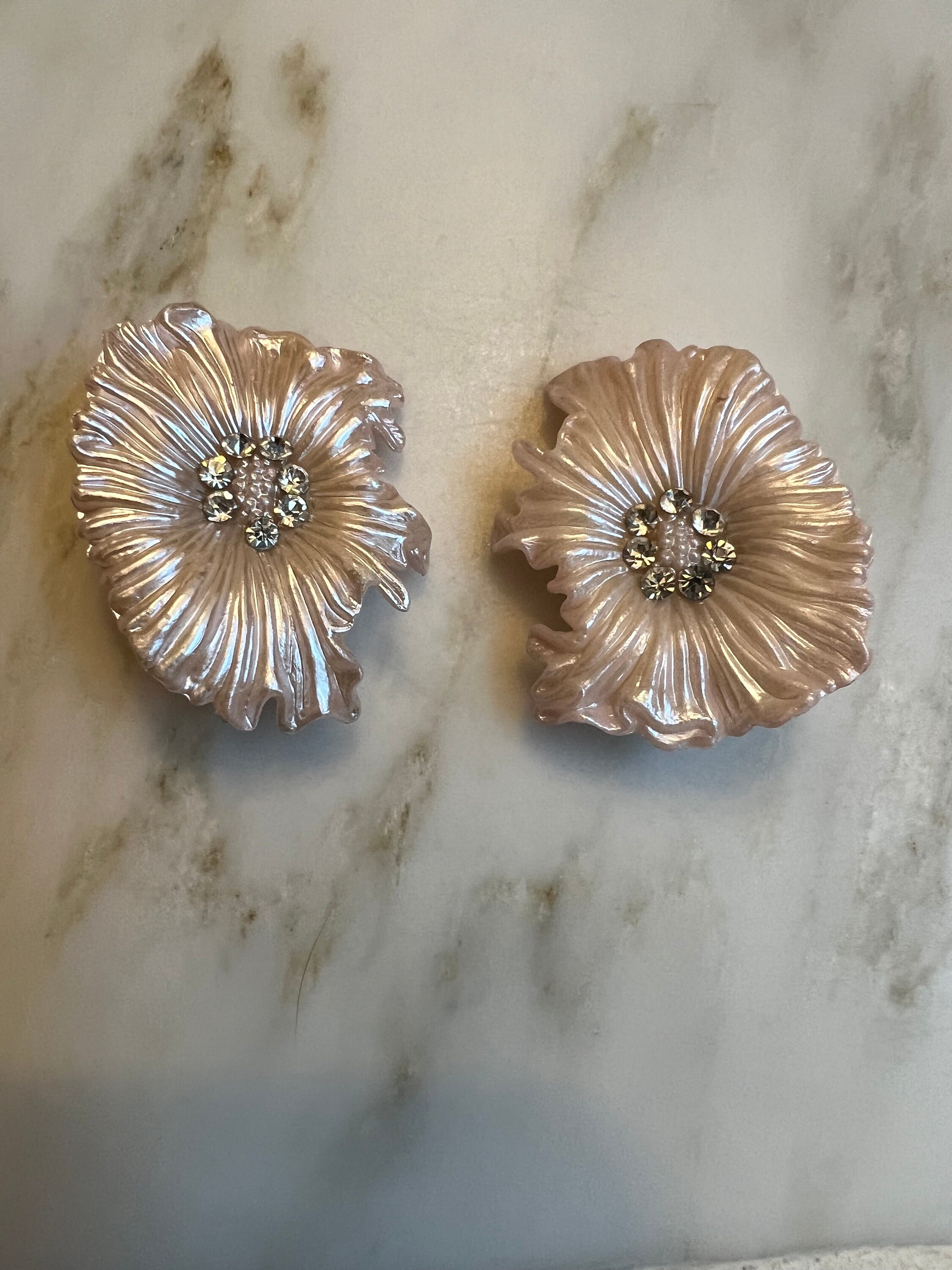 Boucles D'oreilles Clips Vintage Fleurs En Celluloid Nacré - Bon état D'usage