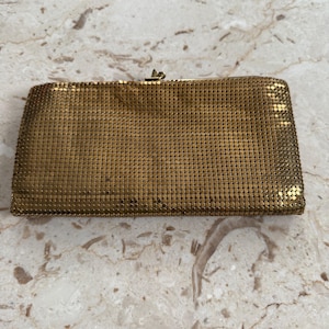 Cartera vintage St. Thomas de malla metálica dorada para mujer. Con 3 compartimentos, en buen estado. 19 cm de ancho x 10 cm de alto.