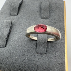 Vintage sterling silver and pink stone ring size 7.75