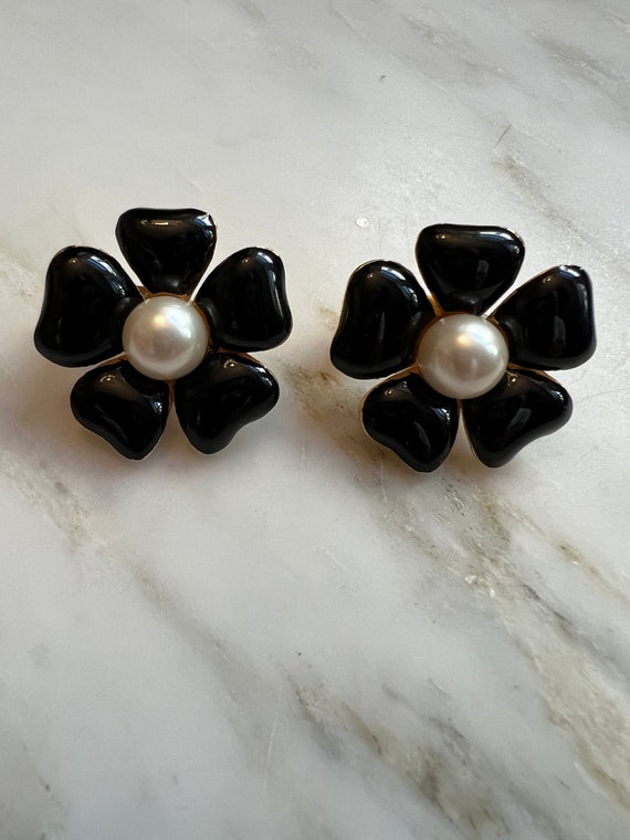 Vintage Ciner black enamel faux pearl flower earri