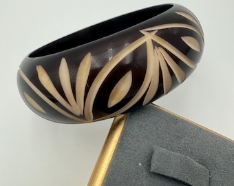 Vintage brown lucite carved bangleVintage
