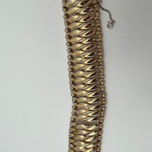 Pulsera de eslabones retorcidos anchos en tono dorado Trifari con corona vintage