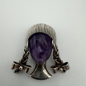Seltene Los Ballesteros Mexikanische Amethyst und Sterling Silber Mädchen Gesicht Brosche Anhänger mit geflochtenen Haaren geschnitzt