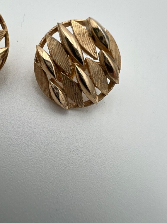 Vintage crown Trifari brushed and shiny gold tone… - image 3