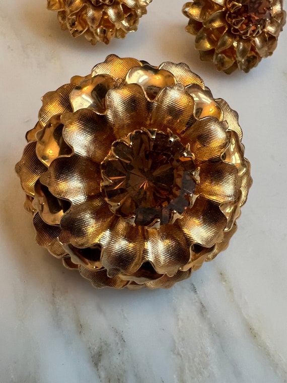 Gorgeous Vintage gold metal dahlia flower brooch … - image 2