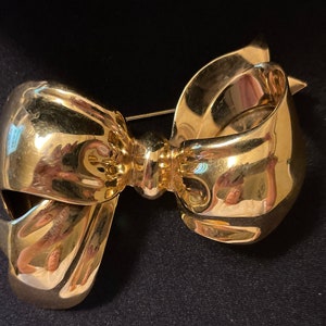 Vintage monet goldtone bow brooch