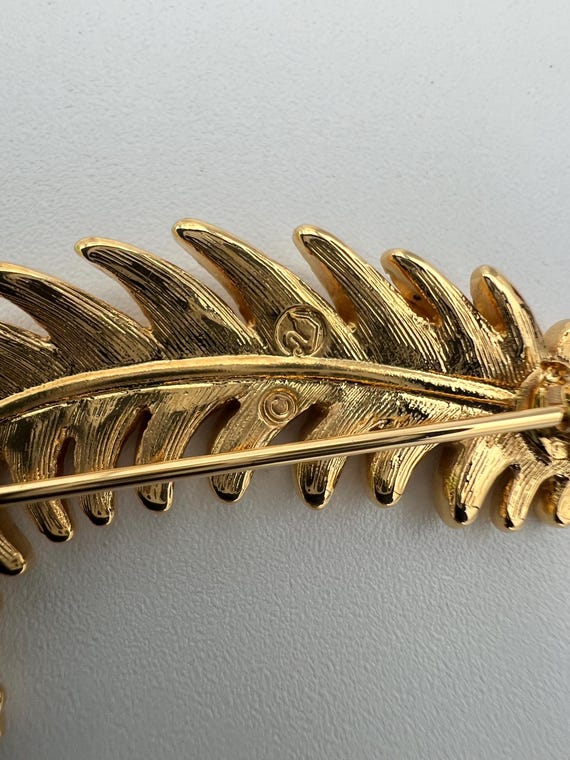 Signed Swarovski swan rhinestone feather brooch - image 5
