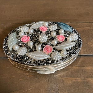 Vintage Dorset silver tone powder compact with leaves flowers and faux pearls
