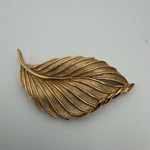 Vintage Trifari gold leaf brooch