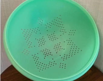 Vintage Tupperware  jadeite colander. 9” diameter 5” tall, in good condition.