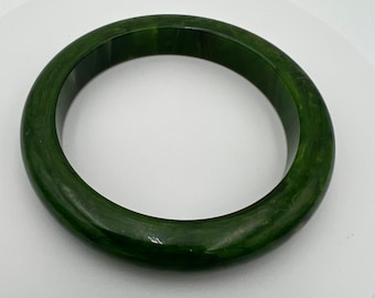 Vintage marbled green Bakelite bangle