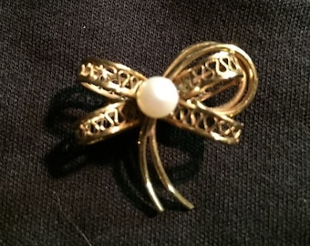 Vintage gold filled bow brooch with pearl