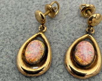 Pendientes colgantes vintage con poste roscado de ópalo chapado en oro y pendientes perforados.