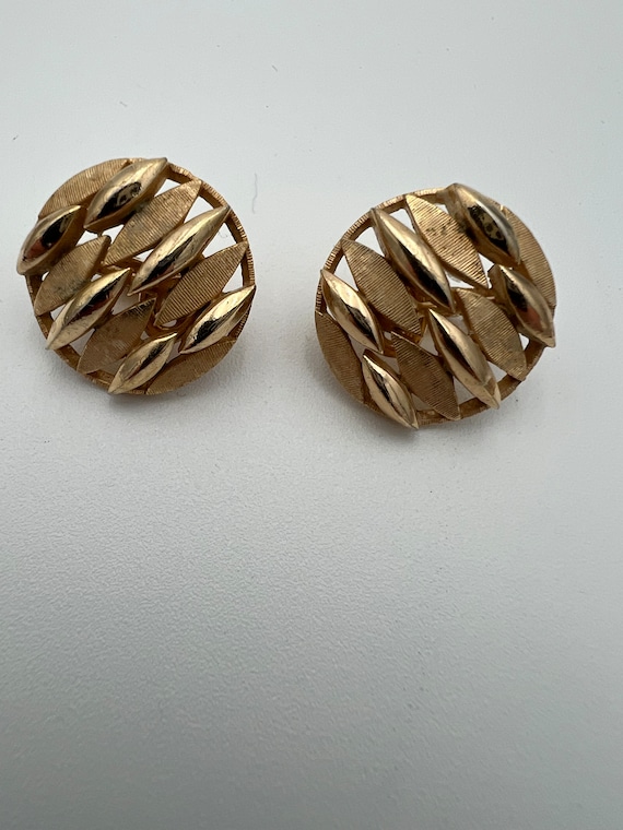 Vintage crown Trifari brushed and shiny gold tone… - image 1