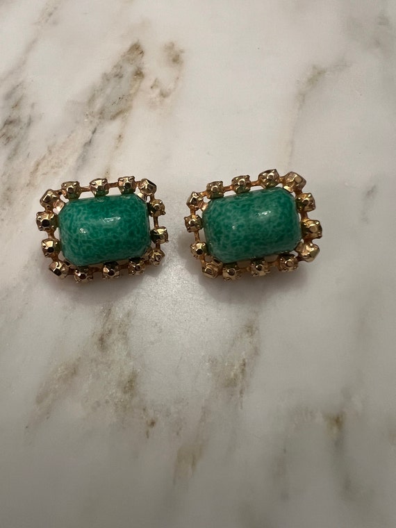 Vintage Castlecliff jade Peking glass clip earring