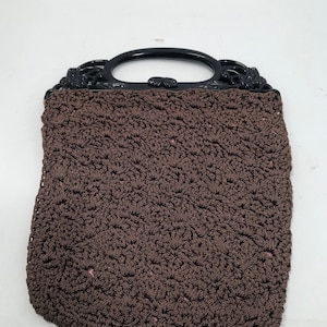 Monedero vintage de crochet marrón con asa de plástico tallado negro y forro de raso rosa