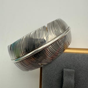 Pulsera vintage Navajo de plata de ley con plumas, sin firmar