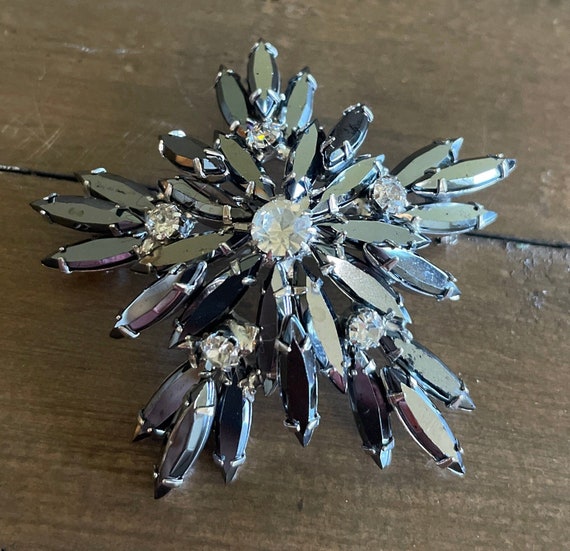 Vintage hematite rhinestone star shaped brooch - image 1