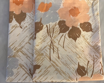 Vintage pair of off white floral standard size pillow cases in great condition.