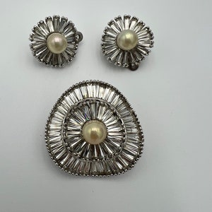 Vintage Jomaz Mazer Rhinestone Pearl Ruffle layered Brooch and matching earrings
