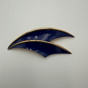 Vintage Trifari blue enamel brooch