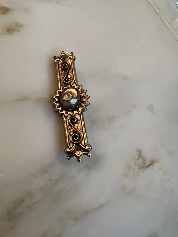 Vintage Coro Victorian style bar brooch with baroq