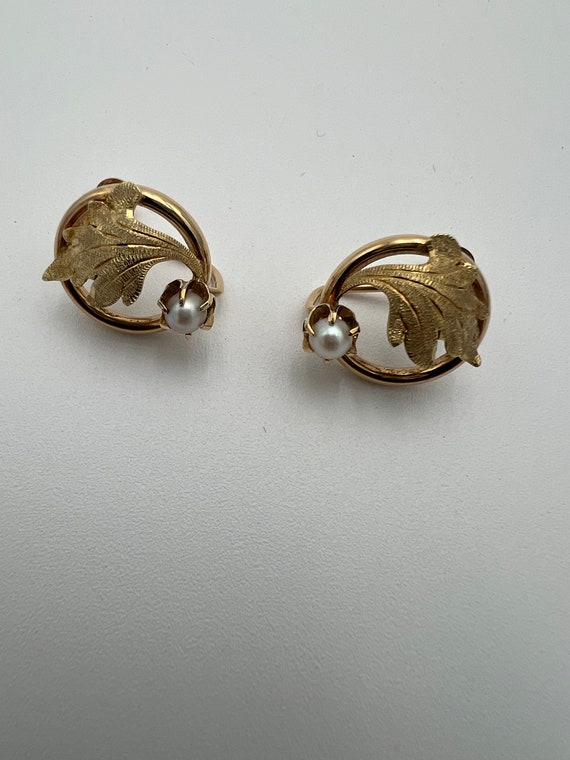 Vintage 14k gold leaf and pearl screwback earrings