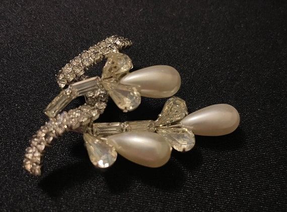 Vintage rhinestone and faux pearl brooch - image 1