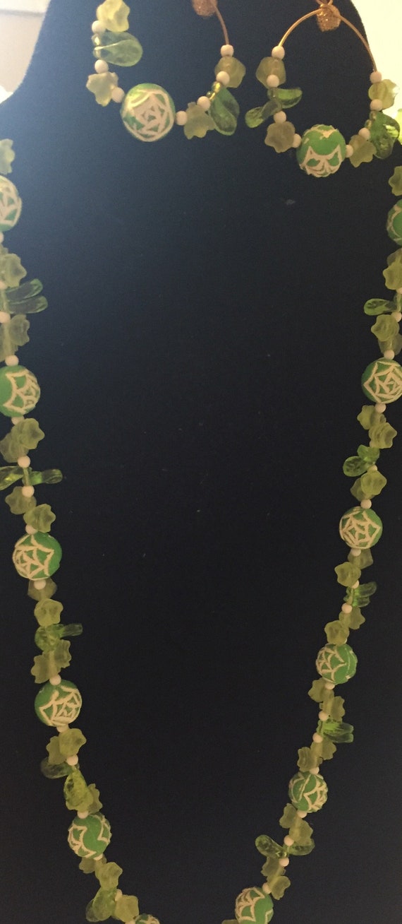 Vintage hong kong acrylic beaded necklace and hoo… - image 1
