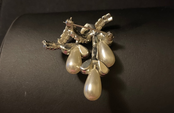 Vintage rhinestone and faux pearl brooch - image 3