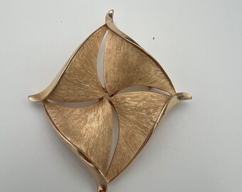 Vintage krona Trifari borstad guld drakeformad broschVintage