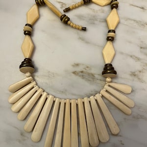 Osso vintage? E colar de babador com contas de latão