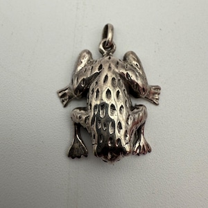 vintage sterling silver frog pendant