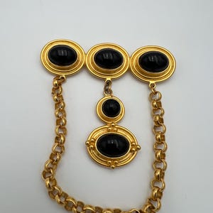 Vintage 1980s faux black onyx cabochon gold tone chain dangle brooch