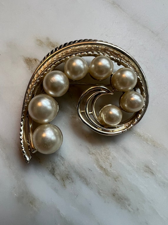 Signed STAR Faux Pearl Gold Tone Vintage brooch pin